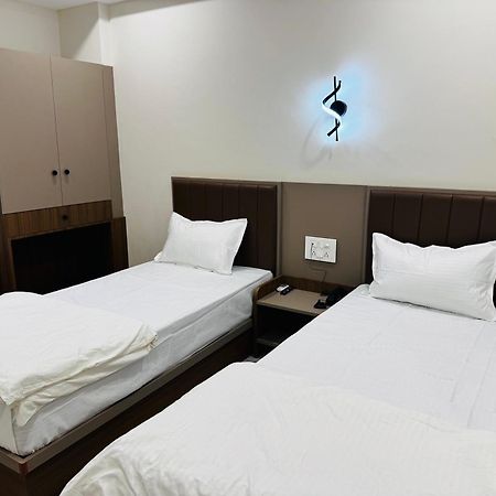 Hotel Fun N Food Bhuj Ngoại thất bức ảnh