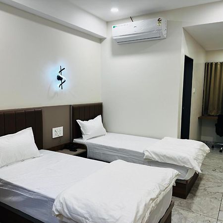 Hotel Fun N Food Bhuj Ngoại thất bức ảnh