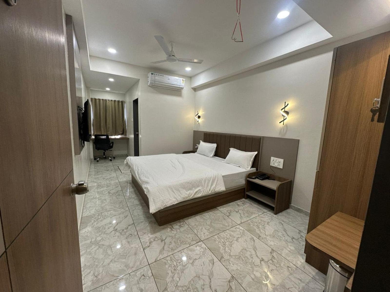 Hotel Fun N Food Bhuj Ngoại thất bức ảnh