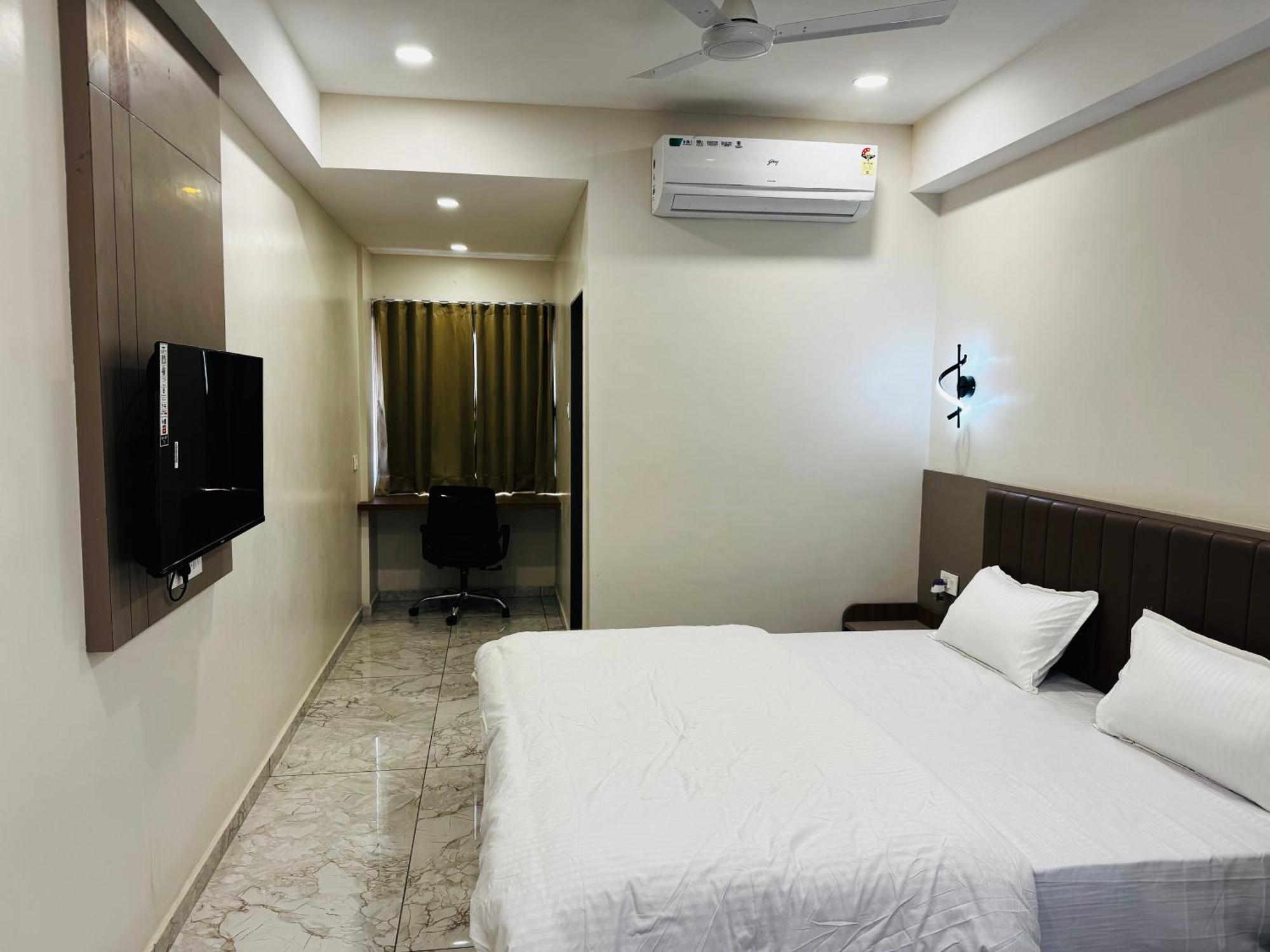 Hotel Fun N Food Bhuj Ngoại thất bức ảnh
