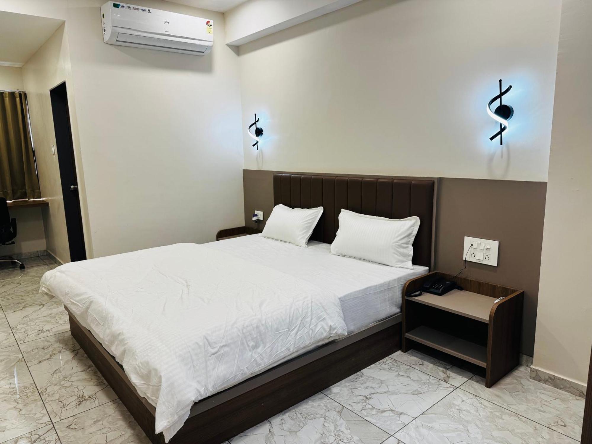Hotel Fun N Food Bhuj Ngoại thất bức ảnh
