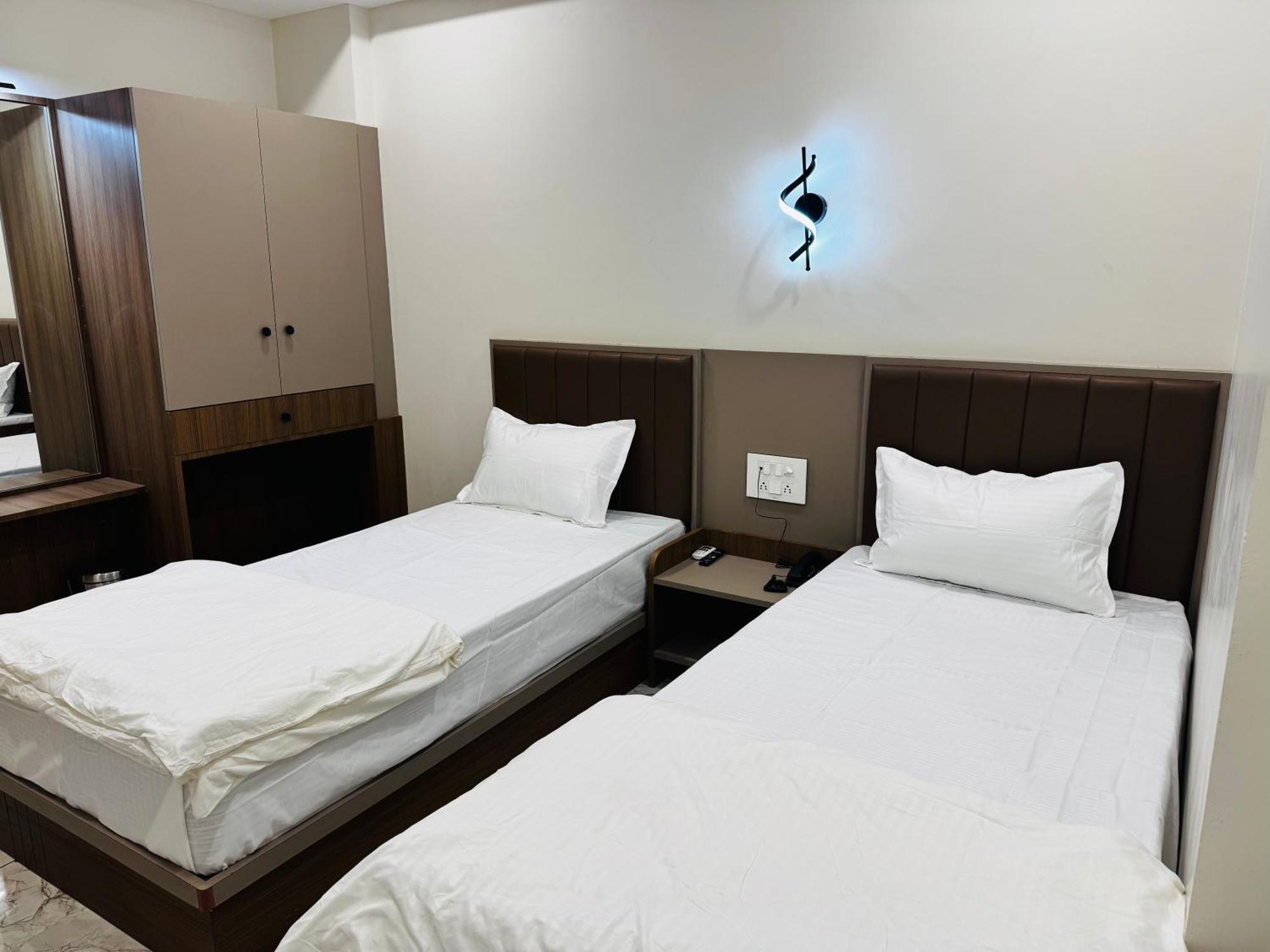 Hotel Fun N Food Bhuj Ngoại thất bức ảnh