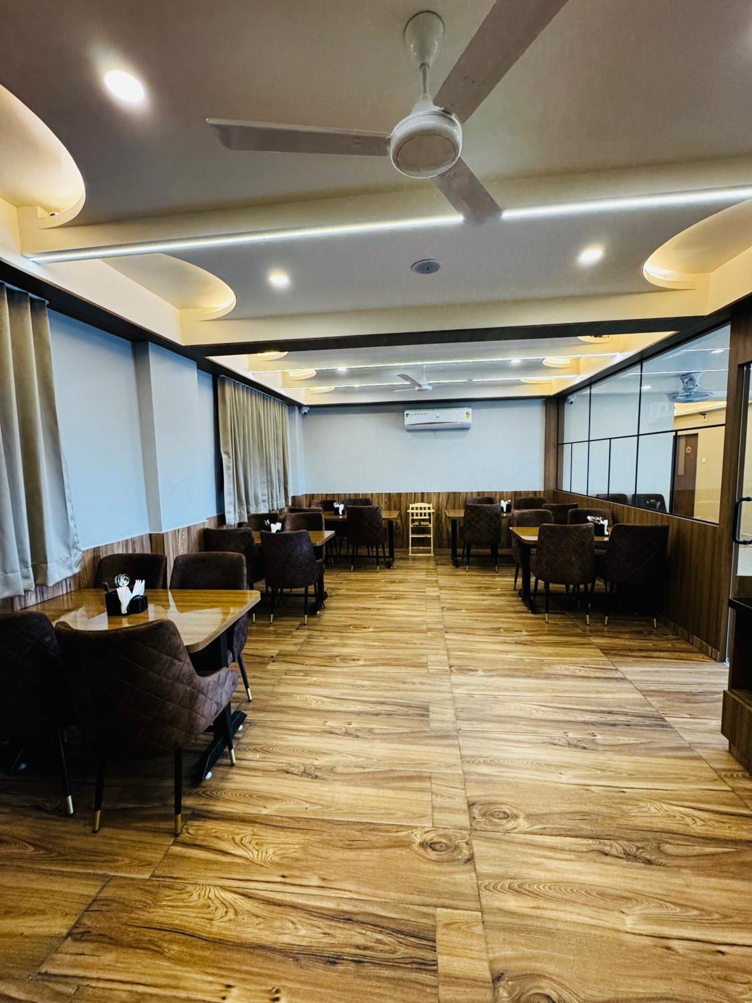 Hotel Fun N Food Bhuj Ngoại thất bức ảnh