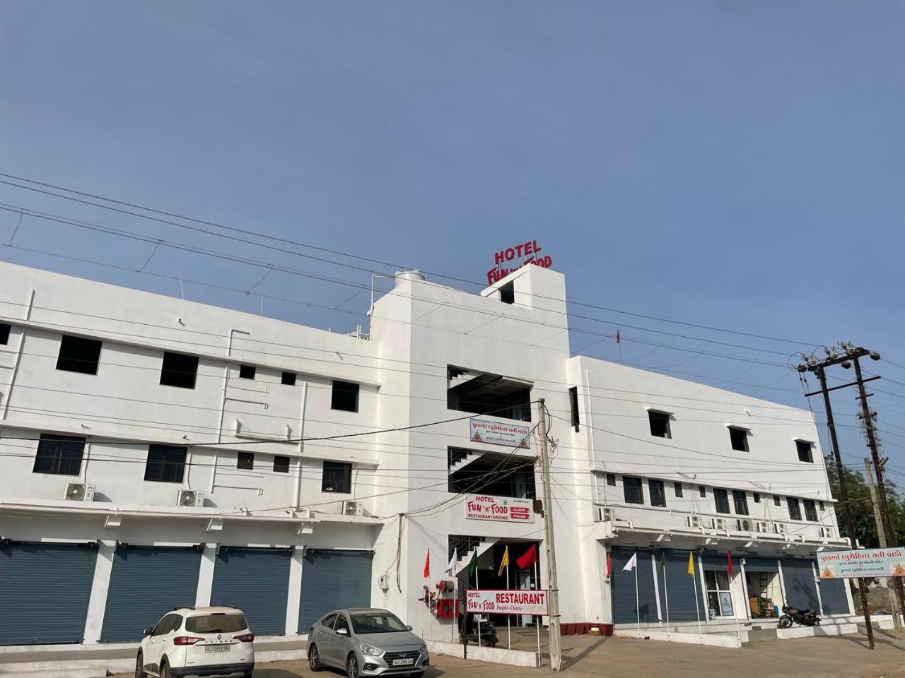 Hotel Fun N Food Bhuj Ngoại thất bức ảnh